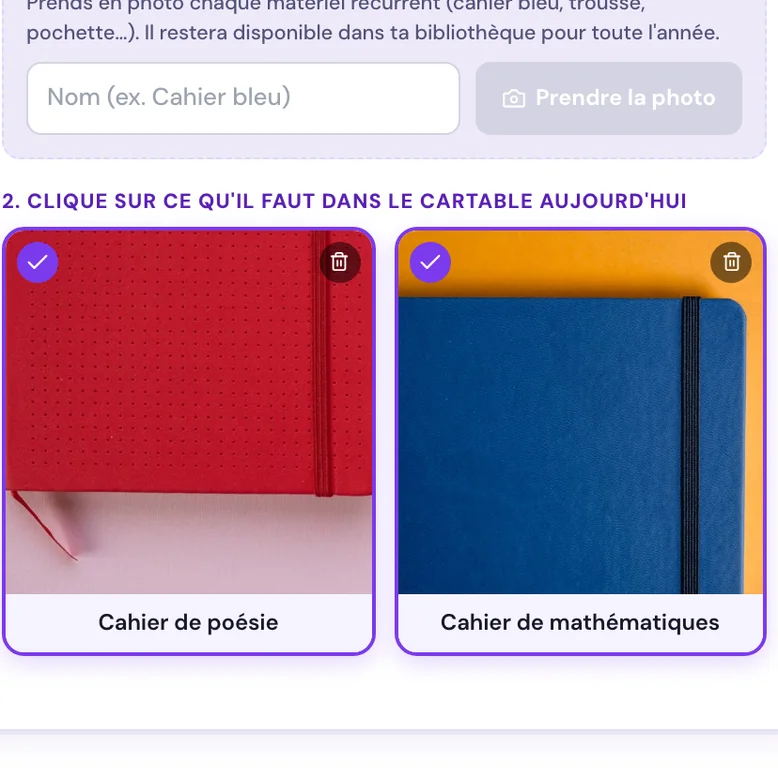 Bibliothèque de matériel du cartable du soir : deux cahiers en photo, un rouge pour la poésie et un bleu pour les mathématiques, tous deux cochés pour le lundi